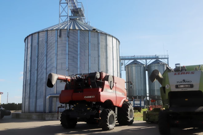Ražas novākšanas sezonā pie kombaina stūres sēžas arī pats Juris Lazdiņš, lai, kā pats saka, sajustu ierindas laukkopja darba ritmu.