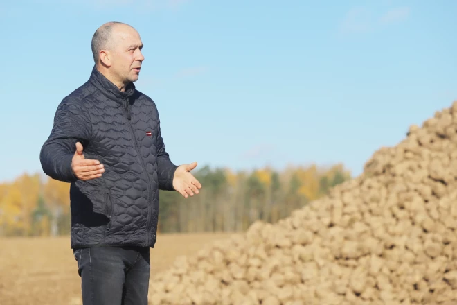 Ražas novākšanas sezonā pie kombaina stūres sēžas arī pats Juris Lazdiņš, lai, kā pats saka, sajustu ierindas laukkopja darba ritmu.