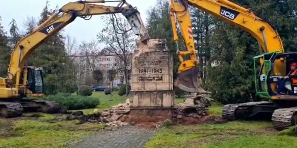 В Балви сносят памятник "Партизанам Великой Отечественной войны"