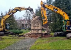 Верхнюю часть монумента следовало передать на хранение в Музей оккупации, как представляющую некоторую культурно-историческую ценность. Однако она разрушилась в ходе демонтажа