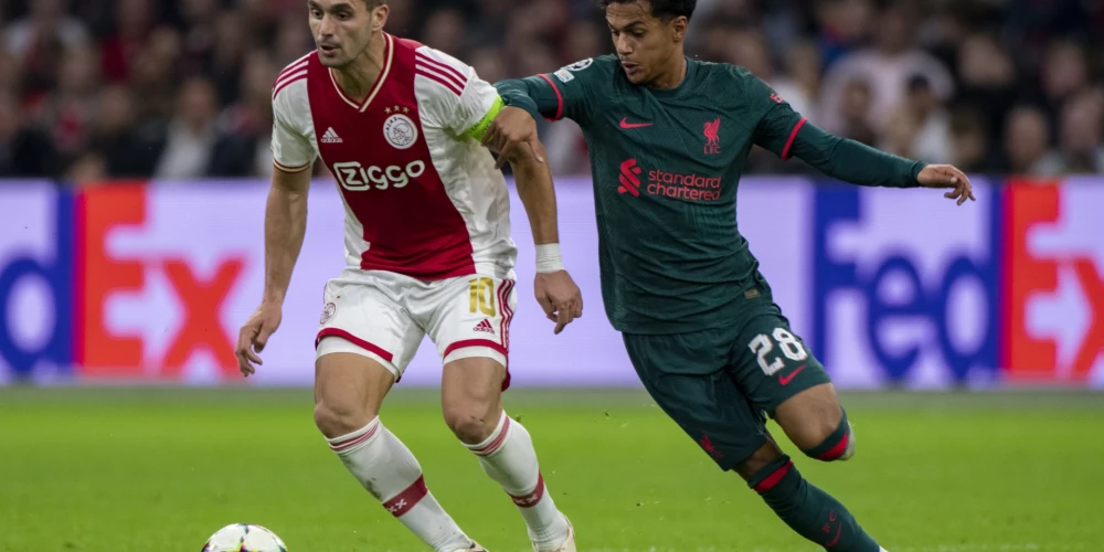 "Liverpool" uzvar "Ajax" un iekļūst izslēgšanas turnīrā
