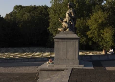 2022. gada 29. augustā, cilvēki sēž Padomju militārajos kapos Varšavā, Polijā. (AP foto/Mihals Dijuks)