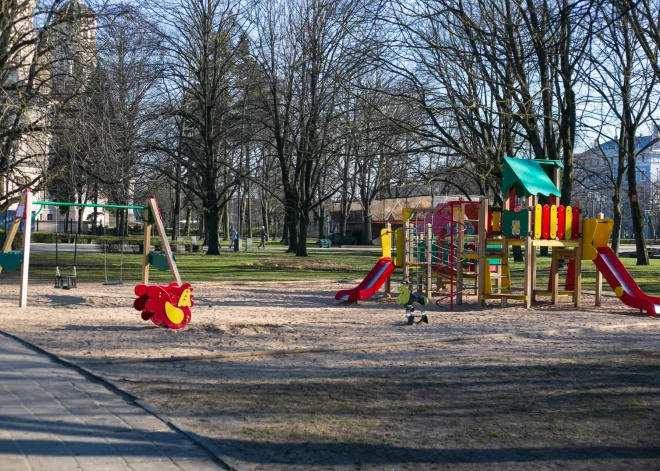 No traģēdijas "spēles" attālumā: šūpoles un basketbola grozus nedrīkst uzstādīt, kā ienāk prātā! Kas par to jāzina?