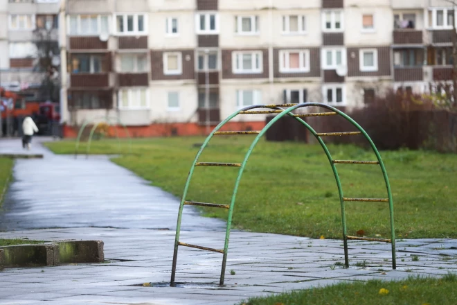 Vecā parauga (vēl padomju laikā) uzstādītie “spēļu elementi” ir ne tikai estētiski nepievilcīgi, bet tie apdraud arī bērnu dzīvību. Tie pēc iespējas ātrāk būtu jādemontē.