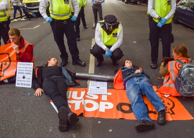 Organizācijas "Just Stop Oil" aktīvisti aptur satiksmi Londonas ziemeļos. 