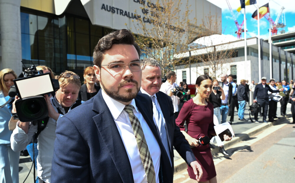 Zvērinātā pārkāpuma dēļ atliek Austrālijas parlamentā notikušās izvarošanas lietu