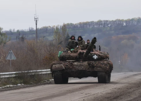 Ukrainas karavīri ar tanku brauc pa ceļu netālu no Bahmutas Doneckas apgabalā 2022. gada 27. oktobrī.