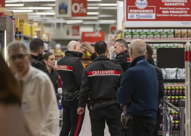 Uzbrukumā Itālijas tirdzniecības centrā viens cilvēks nodurts un četri ievainoti