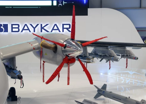 BAYKAR izstrādātā taktiskā bruņotā/UAV sistēma "Bayraktar Akinci TIHA".