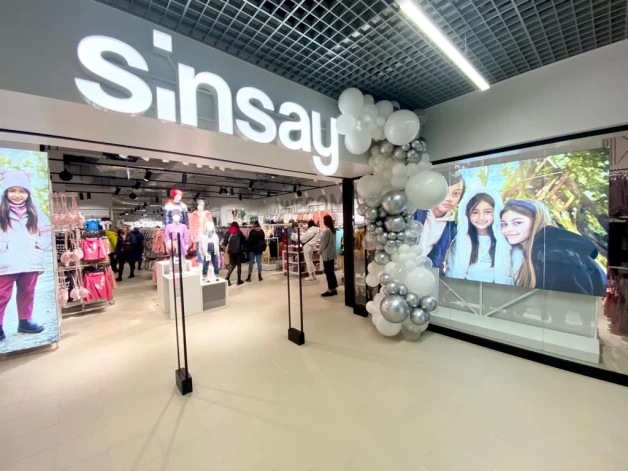 Магазин площадью почти 900 квадратных метров предлагает ассортимент одежды и коллекции аксессуаров, соответствующие последним модным тенденциям