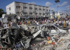 По меньшей мере 100 человек погибли и 300 пострадали 