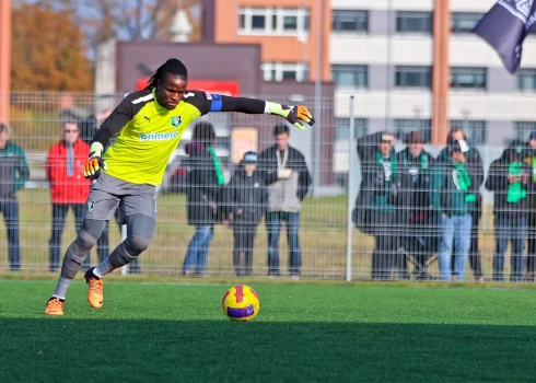 Viens no Latvijas futbola virslīgas spilgtākajiem spēlētājiem - FK "Auda" vārtsargs Fabriss Ondoā.