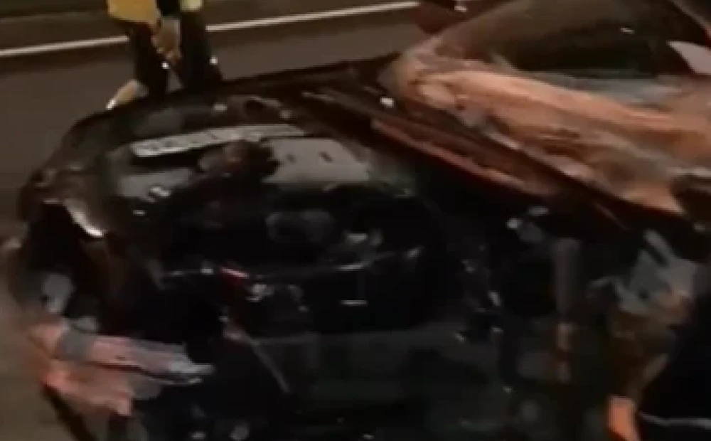 VIDEO: una persona rimane intrappolata in un’auto dopo un incidente sul South Bridge
