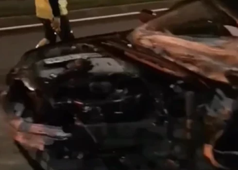 VIDEO: pēc avārijas uz Dienvidu tilta cilvēks paliek iespiests automašīnā