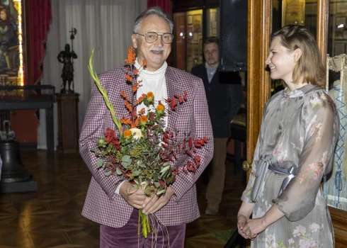 FOTO: Liepājā atklāj "Zuzeum" kolekcijas "pērļu" izstādi