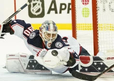 Latvijas vārtsargs Elvis Merzļikins svētdien Nacionālās hokeja līgas (NHL) mačā saskārās ar daudz pretinieku metieniem un neglāba Kolumbusas "Blue Jackets" komandu no zaudējuma.