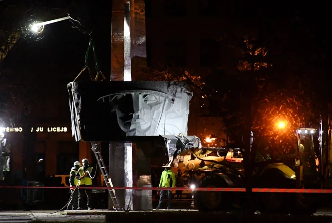Naktī uz pirmdienu Daugavpilī tika sākta bijušajā Slavas skvērā esošā pieminekļa padomju karavīriem demontāža.
