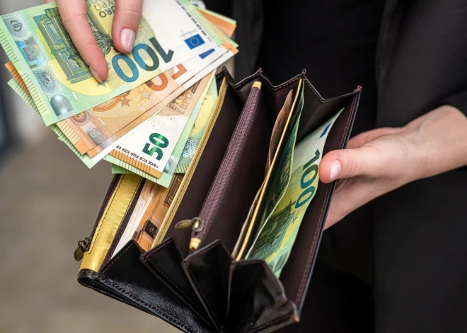 Выяснено, сколько нужно зарабатывать в месяц "на руки" для полноценной жизни в Латвии