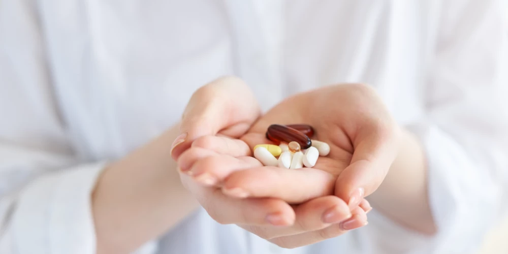 C vitamīns ir ūdenī šķīstošs vitamīns. Tas ir viens no askorbīnskābes optiskajiem izomēriem (L-askorbīnskābe). Gandrīz visi zīdītājdzīvnieki L-askorbīnskābi spēj sintezēt aknās no glikozes un tiem šī viela nav vitamīns. C vitamīns neveidojas cilvēku un augstāko pērtiķu organismos, kā arī stirnām un jūrascūciņām.C vitamīns ir ļoti pieprasīts uztura bagātinātājs, to pievieno pārtikai un zālēm. Neskatoties uz C vitamīnam plaši piedēvētām īpašībām, piemēram, pret iekaisumu, sirds slimībām, vēzi un plānprātību, nav zinātnisku pierādījumu, ka tas būtu efektīvs jebkādu saslimšanu ārstēšanā, izņemot skorbutu (C vitamīna trūkumu). Vairāku mēnešu regulāra C vitamīna uzņemšana var nedaudz samazināt saaukstēšanās ilgumu un smagumu, tomēr ne tā akūta uzņemšana saaukstēšanās laikā.