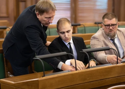 Избранные в 14-й Сейм депутаты знакомятся с системой голосования. Самой большой проблемой в самом начале их работы станет вопрос об увеличении зарплаты. (Фото: Reinis Inkēns/Saeima)