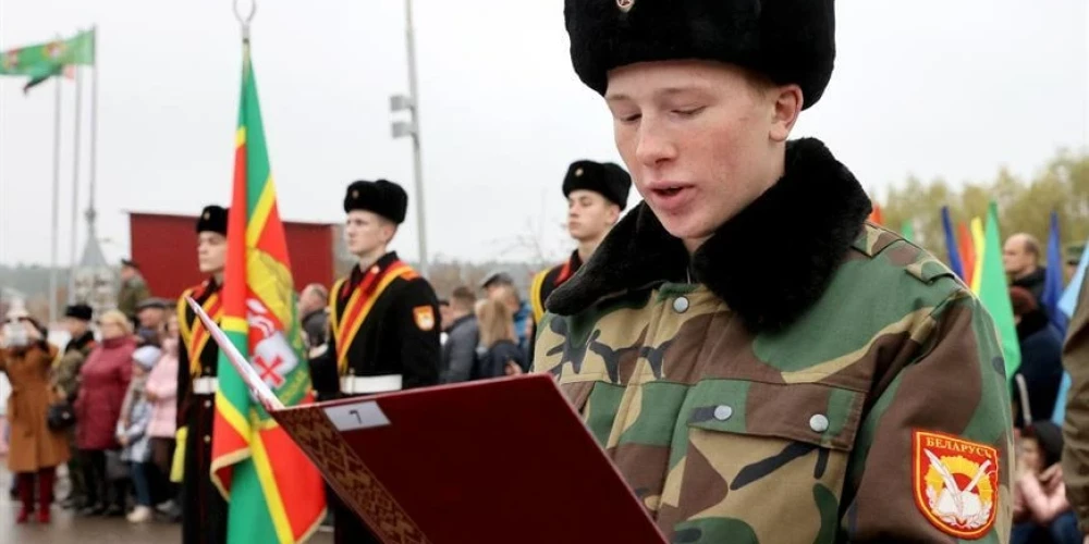 Pusaudzis no Rīgas, kurš intervēja Lukašenko, devis zvērestu Baltkrievijas militāristu skolā
