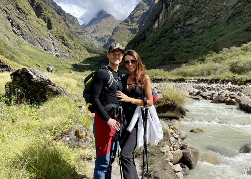 "Gatavojāmies, ka būs grūti, bet bija vēl grūtāk," - TV dīva Ramona Salmiņa ar mīļoto kāpj kalnos Nepālā