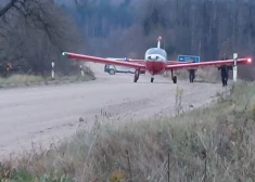 Skujenes pagastā slikto laikapstākļu dēļ uz autoceļa nosēžas lidmašīna. FOTO. VIDEO