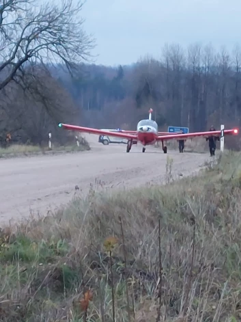 Pagājušās nedēļas trešdienas vakarā Cēsu novada Skujenes pagastā slikto laika apstākļu dēļ bija spiesta nolaisties lidmašīna.