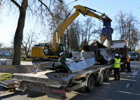 Demontēts piemineklis Otrā pasaules kara padomju karavīriem Slavas skvērā Daugavpilī.