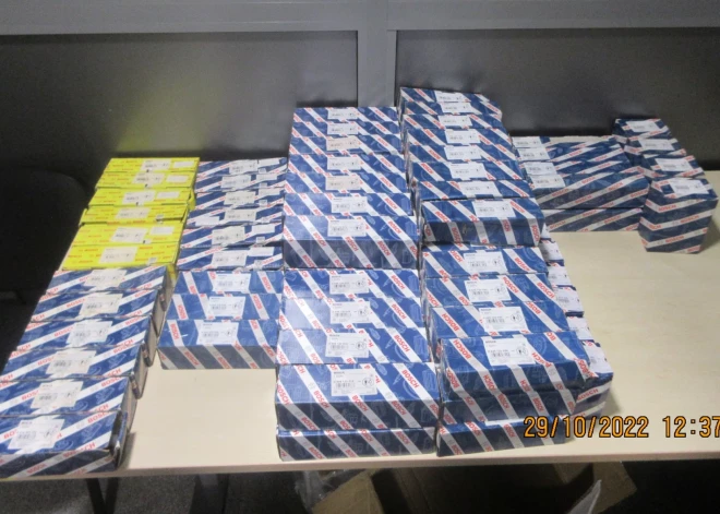 Lidmašīnas pasažiera bagāžā atklāj lielu daudzumu automobiļu detaļu un nedeklarētu skaidru naudu