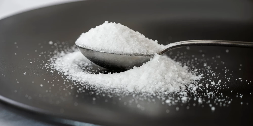 Cukura diabēts jeb cukurslimība (latīņu: diabetes mellitus) ir slimība, kas pamatā rodas, kad organismā ir pazemināts insulīna daudzums un ir traucējumi vielmaiņā. Cukura diabēts attīstās pie dažām endokrīnām saslimšanām. Tāpat kā citiem diabēta veidiem, raksturīga pastiprināta urīna izdalīšanās (poliūrija) un palielināta šķidruma uzņemšana (polidipsija). Cukura diabēts atšķiras ar paaugstinātu glikozes līmeni asinīs (hiperglikēmiju). Cukura diabētam raksturīga hroniska gaita un visu organisma vielmaiņas veidu pakāpeniski traucējumi.