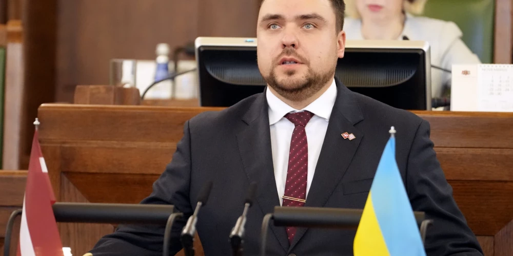14. Saeimas deputāts Jānis Grasbergs nodod zvērestu jeb svinīgo solījumu 14. Saeimas pirmās sēdes laikā.