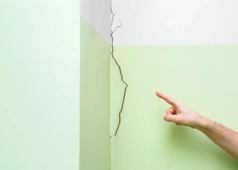 Жильцы месяцами просят RNP заделать трещины в стене дома в Кенгарагсе