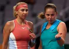 Latvijas tenisistes Aļonas Ostapenko (pa labi) un ukrainietes Ļudmilas Kičenokas duets otrdien Fortvērtā, ASV, piedzīvoja zaudējumu WTA sezonas noslēguma turnīra dubultspēļu sacensību pirmajā spēlē.