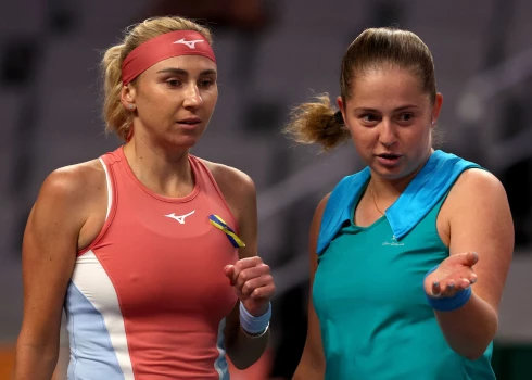 Latvijas tenisistes Aļonas Ostapenko (pa labi) un ukrainietes Ļudmilas Kičenokas duets otrdien Fortvērtā, ASV, piedzīvoja zaudējumu WTA sezonas noslēguma turnīra dubultspēļu sacensību pirmajā spēlē.