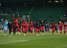 Frankfurtes "Eintracht" futbolisti priecājas par uzvaru Marseļā.