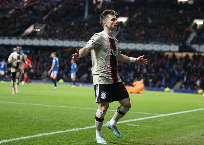 "Ajax" uzvar Glāzgovā un nodrošina sezonas turpinājumu Eiropas līgā; "Liverpool" apsēlē "Napoli"