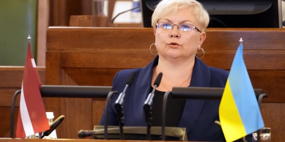 "Stabilitātei!" pārstāve Tretjakova kā pirmā jau noliek deputātes mandātu