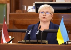 "Stabilitātei!" pārstāve Tretjakova kā pirmā jau noliek deputātes mandātu