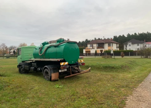 Dzīparu ciemata pašā Rīgas pievārtē ūdens kļuvis par ekskluzīvu ekstru – to pieved ar Ropažu novada sarūpētu ūdens cisternu.