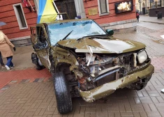 FOTO: okupantu šķembu sagrauzts – pie Kara muzeja apskatāms Ukrainas frontē ilgi pabijis “Twitter konvoja” automobilis