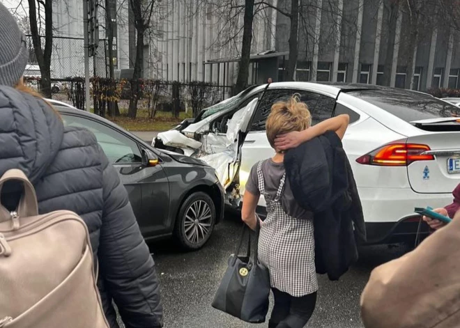 Ganību dambī un Lugažu ielā tramvaja un automašīnu sadursmes dēļ ierobežota satiksme