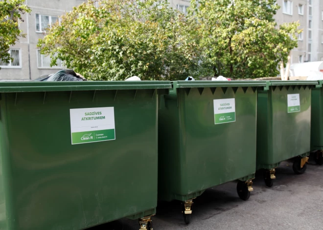 Brocēnos cietis cilvēks, kurš mēģinājis pārvietot degošu atkritumu konteineru