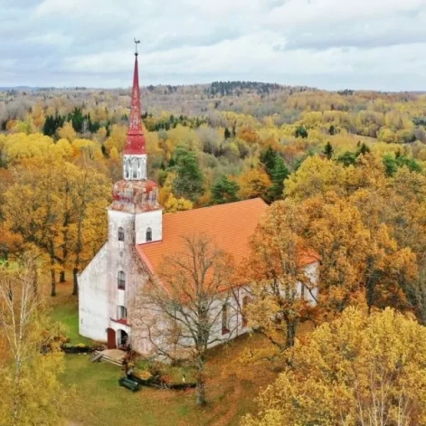 Pie Latvijā augstākā dievnama – Opekalna luterāņu baznīcas (attēlā) esošajos kapos jūk un brūk kapliča. Ne visi savus aizgājējus vēlas un var pavadīt no baznīcas, tā kā Jaunlaicenes puses iedzīvotājiem nu pamatīgi jālauza galva, kā noritēs bēru ceremonijas.