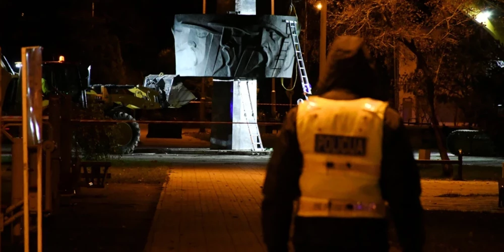 Демонтаж памятника советским воинам в Даугавпилсе (Фото: LETA)