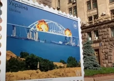 В Киеве около мэрии установили почтовую марку, где изображен подрыв Крымского моста
