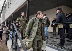 Maskavas apgabalā mobilzētie vīrieši dodas uz autobusu, lai brauktu uz Ukrainu.