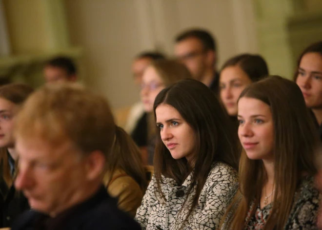 Studenti izveido "Manabalss.lv" iniciatīvu, prasot samazināt studiju maksu par attālinātajām studijām