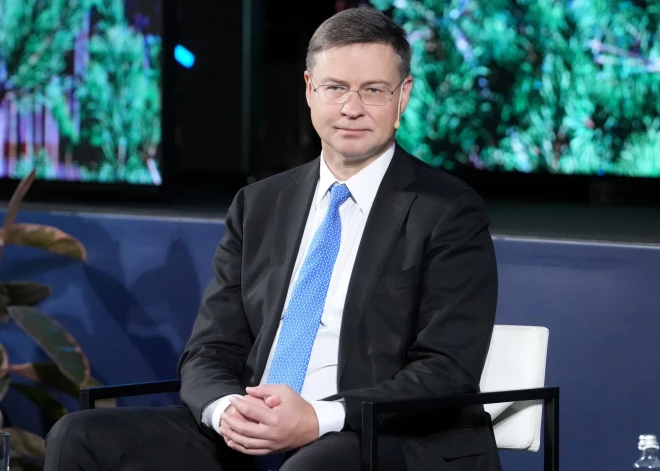 Dombrovskis: jāpanāk, lai Krievija samaksā par Ukrainā nodarītajiem postījumiem