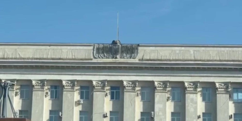 Kas notiek Hersonā? No okupantu administrācijas ēkas pazudis Krievijas karogs